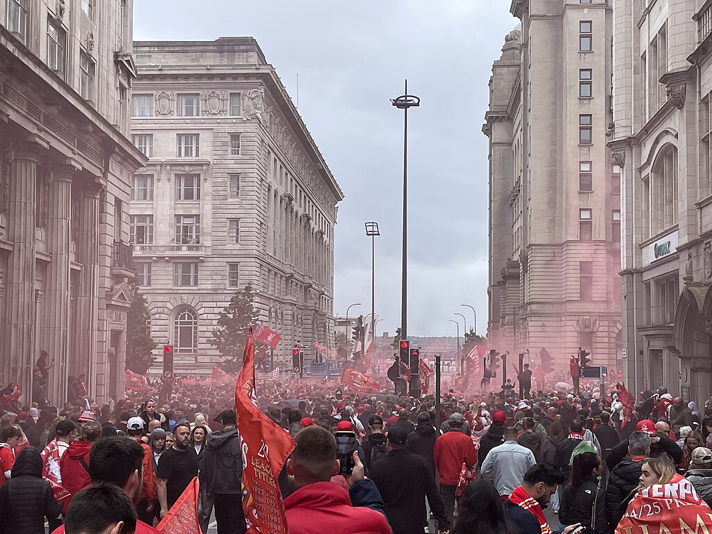 Kaos på Water Street: Bil kjørte inn i folkemengde etter Liverpool FC-parade