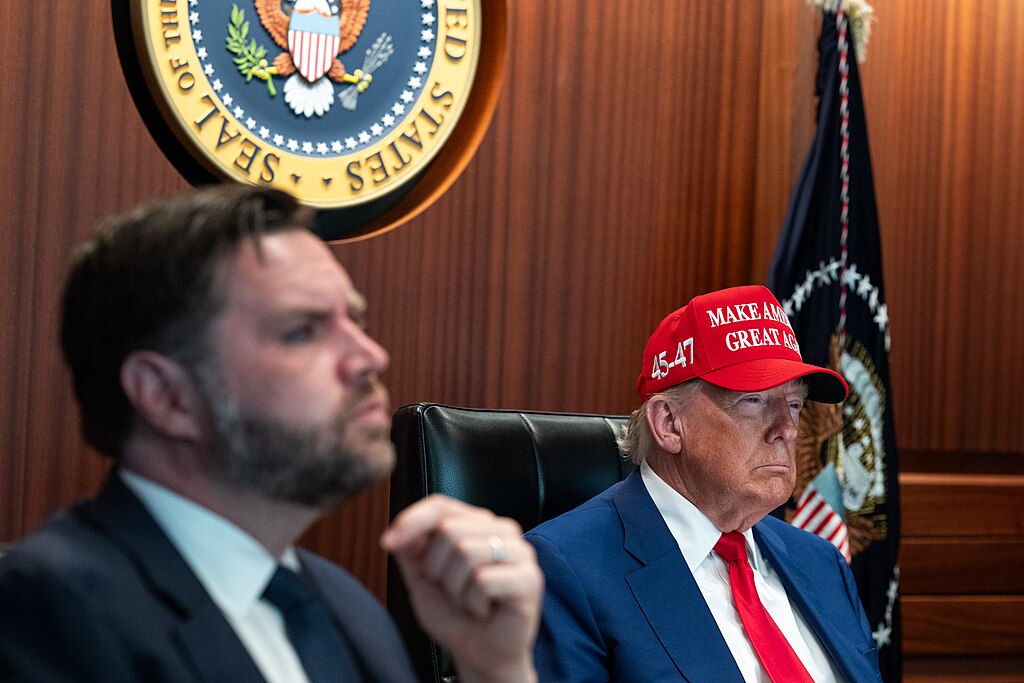 Trump advarer Iran: Fred eller større angrep i vente