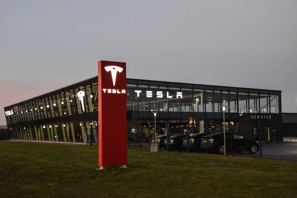 190.000 kr i bot: Tesla avslørt i skjulte gebyrer og manglende låneinformasjon i Danmark